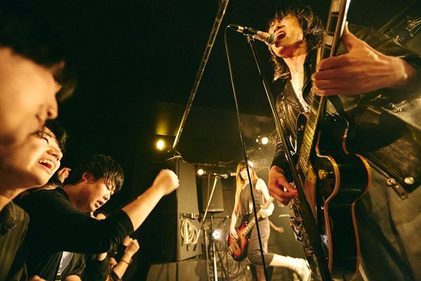 【ライブレポート】a flood of circle、ゲストにSPARTA LOCALSを迎え20周年記念ツアー開幕！初日・新代田FEVERで示した『武道館への道』の覚悟