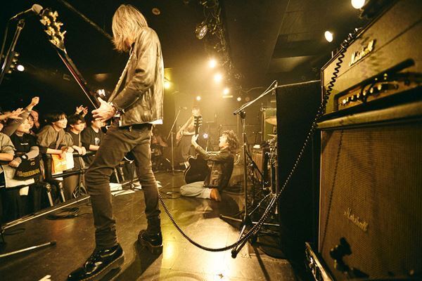 【ライブレポート】a flood of circle、ゲストにSPARTA LOCALSを迎え20周年記念ツアー開幕！初日・新代田FEVERで示した『武道館への道』の覚悟