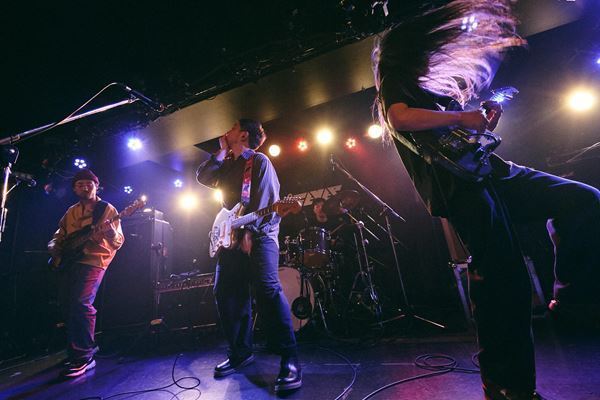 【ライブレポート】a flood of circle、ゲストにSPARTA LOCALSを迎え20周年記念ツアー開幕！初日・新代田FEVERで示した『武道館への道』の覚悟