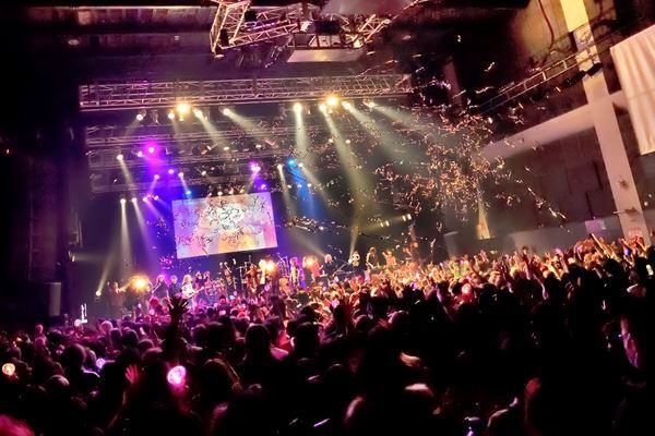 hideを愛する新旧のファンが集う恒例のイベント、今年は本人の誕生日に開催【オフィシャルレポート】