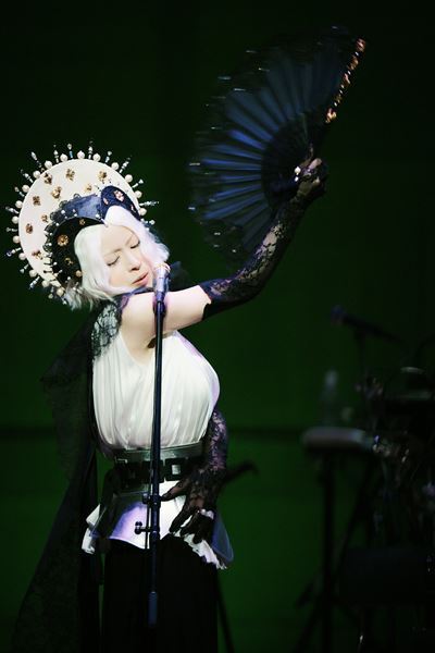 椎名林檎、全国ホールツアー『椎名林檎　党大会　令和八年列島巡回』のオフィシャルライブレポート到着