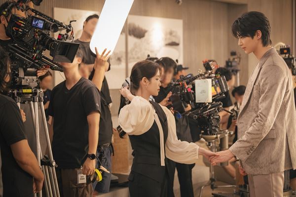 『21世紀の大君夫人』ついに最終回！ IUとビョン・ウソク“息ぴったり”のメイキング写真公開