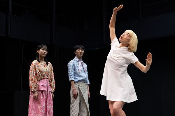 アオイヤマダ、小栗基裕らの開幕コメントが到着　KAAT『未練の幽霊と怪物─「珊瑚」「円山町」─』上演中