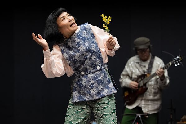 アオイヤマダ、小栗基裕らの開幕コメントが到着　KAAT『未練の幽霊と怪物─「珊瑚」「円山町」─』上演中