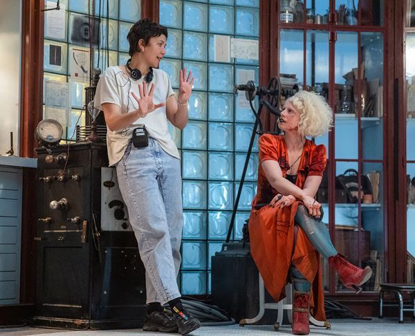 銃撃戦にカーチェイス、狂気的なダンスシーンも『ザ・ブライド！』愛と破壊の逃避行を捉えた本予告編公開