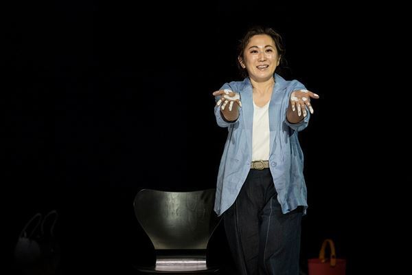 新国立劇場『ガールズ＆ボーイズ』真飛聖、増岡裕子それぞれの初日レポート＆新たに舞台写真10点が到着