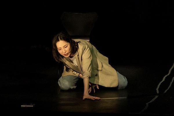 新国立劇場『ガールズ＆ボーイズ』真飛聖、増岡裕子それぞれの初日レポート＆新たに舞台写真10点が到着