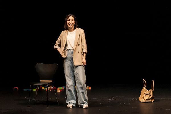 新国立劇場『ガールズ＆ボーイズ』真飛聖、増岡裕子それぞれの初日レポート＆新たに舞台写真10点が到着