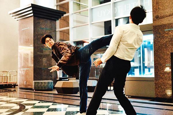 東方神起ユンホの華麗なハイキックも『TOKYO BURST-犯罪都市-』日韓最強バディの姿を捉えた場面写真公開