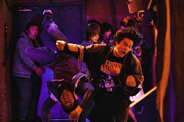 東方神起ユンホの華麗なハイキックも『TOKYO BURST-犯罪都市-』日韓最強バディの姿を捉えた場面写真公開