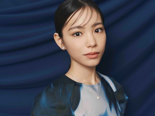 新鮮な顔合わせのハムレット×オフィーリア。市川染五郎と當真あみが、“今”の『ハムレット』を誕生させる。