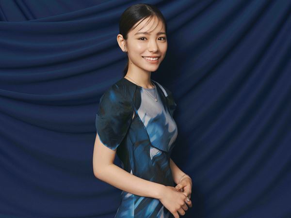 新鮮な顔合わせのハムレット×オフィーリア。市川染五郎と當真あみが、“今”の『ハムレット』を誕生させる。