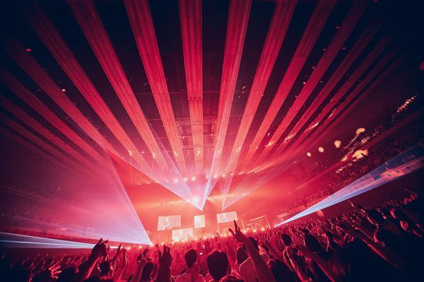 アジカン30周年、満場の有明アリーナが揺れた！「新世紀のラブソング」から始まった圧巻のステージ【オフィシャルレポート】