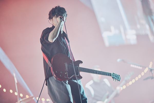 アジカン30周年、満場の有明アリーナが揺れた！「新世紀のラブソング」から始まった圧巻のステージ【オフィシャルレポート】