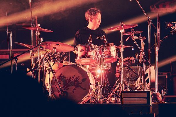 アジカン30周年、満場の有明アリーナが揺れた！「新世紀のラブソング」から始まった圧巻のステージ【オフィシャルレポート】