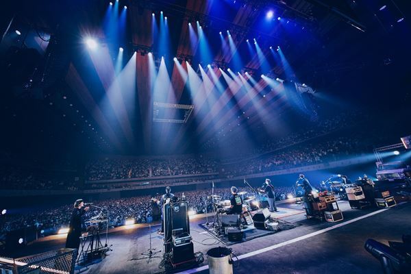 アジカン30周年、満場の有明アリーナが揺れた！「新世紀のラブソング」から始まった圧巻のステージ【オフィシャルレポート】