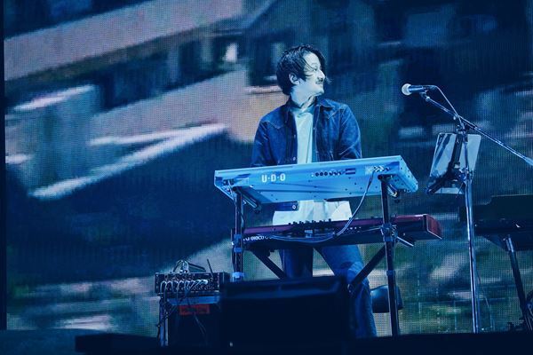 アジカン30周年、満場の有明アリーナが揺れた！「新世紀のラブソング」から始まった圧巻のステージ【オフィシャルレポート】