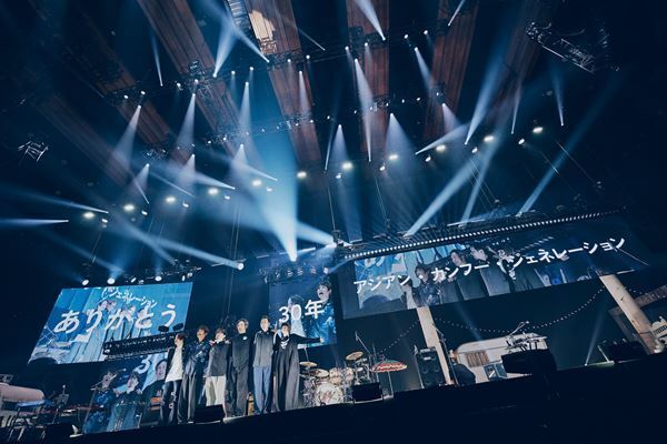 アジカン30周年、満場の有明アリーナが揺れた！「新世紀のラブソング」から始まった圧巻のステージ【オフィシャルレポート】