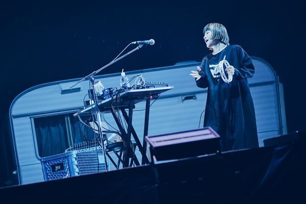 アジカン30周年、満場の有明アリーナが揺れた！「新世紀のラブソング」から始まった圧巻のステージ【オフィシャルレポート】