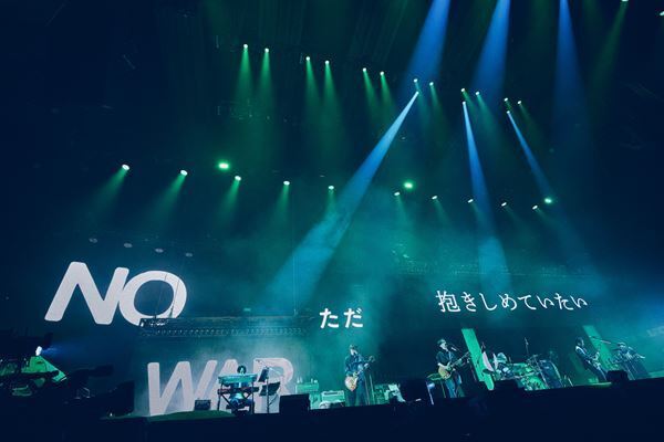 アジカン30周年、満場の有明アリーナが揺れた！「新世紀のラブソング」から始まった圧巻のステージ【オフィシャルレポート】