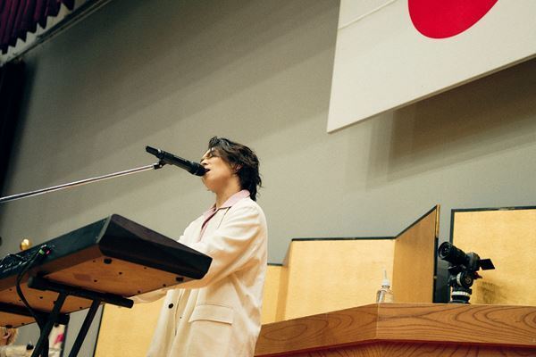 Omoinotake、ボーカル・藤井怜央の母校の卒業式にサプライズ登場　卒業がテーマの最新曲「Wonderland」など3曲披露