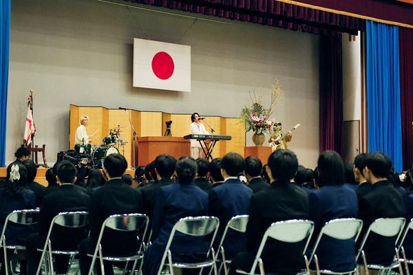 Omoinotake、ボーカル・藤井怜央の母校の卒業式にサプライズ登場　卒業がテーマの最新曲「Wonderland」など3曲披露