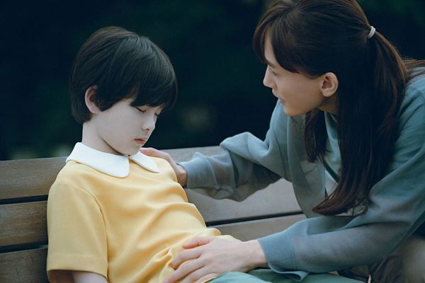 カンヌ国際映画祭コンペ上映で大絶賛！ 是枝裕和監督の『箱の中の羊』──綾瀬はるか、大悟がヒューマノイドの息子を迎える夫婦の機微を熱演【おとなの映画ガイド】