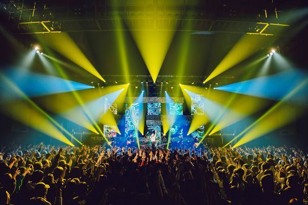 「君たちとのロックンロールに恋していたいです！」吉井和哉の「横綱曲」と東北への想いが熱く咲き誇った、 約4年ぶりソロツアー・仙台ファイナル公演【オフィシャルレポート】