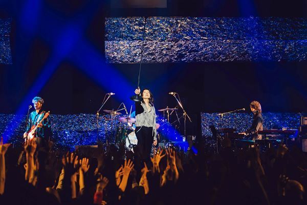 「君たちとのロックンロールに恋していたいです！」吉井和哉の「横綱曲」と東北への想いが熱く咲き誇った、 約4年ぶりソロツアー・仙台ファイナル公演【オフィシャルレポート】