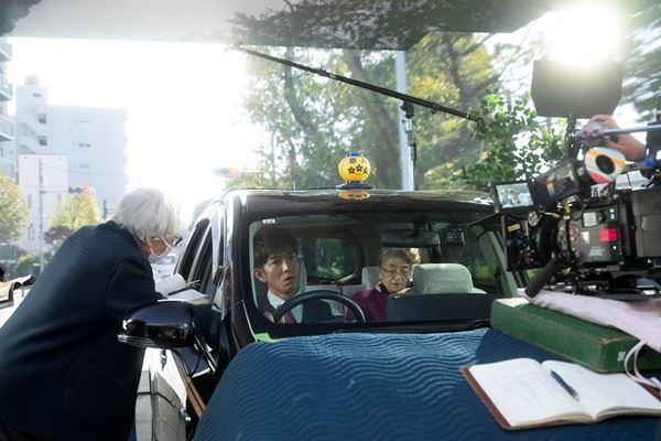 山田洋次＆倍賞千恵子の熱いハグ、木村拓哉の運転も 『TOKYOタクシー』撮影現場レポート到着