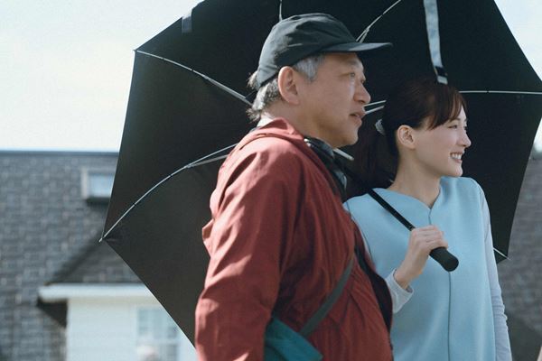 綾瀬はるかの膝枕NGが本編採用に 『箱の中の羊』是枝監督が語るメイキング映像公開