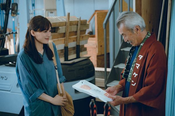 綾瀬はるかの膝枕NGが本編採用に 『箱の中の羊』是枝監督が語るメイキング映像公開