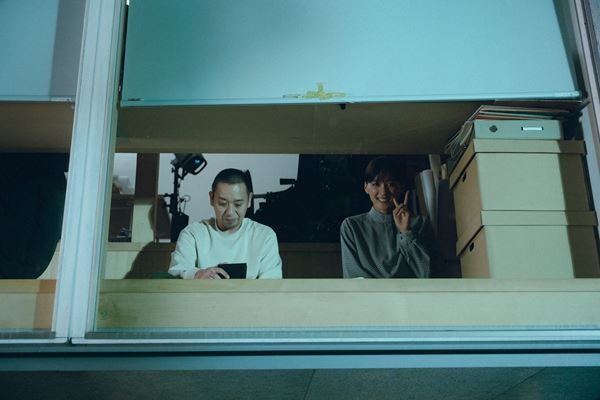 綾瀬はるかの膝枕NGが本編採用に 『箱の中の羊』是枝監督が語るメイキング映像公開