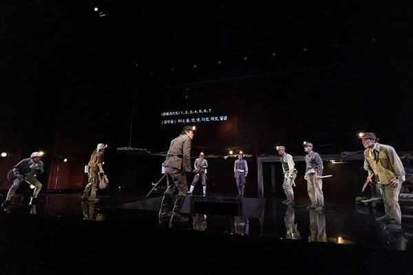 日韓の俳優が熱演！ 劇団温泉ドラゴン×劇団58ROUTE共同製作『長生炭鉱──生きたかった』舞台写真＆開幕コメントが到着