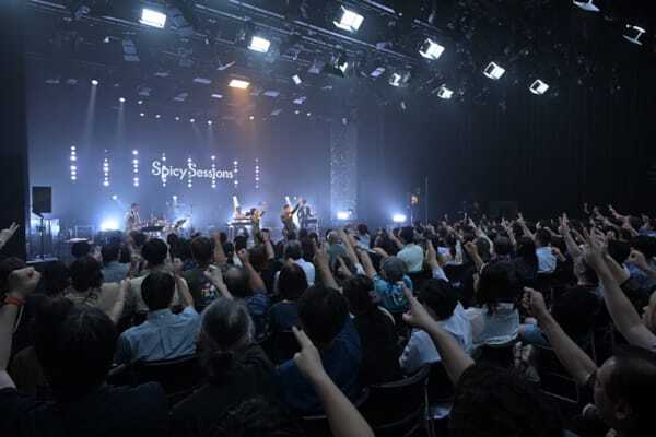 黒沢 薫と中西アルノがMCを務める音楽番組『Spicy Sessions』、ライブ開催を記念した特別編のオフィシャルレポート＆MCインタビューが到着