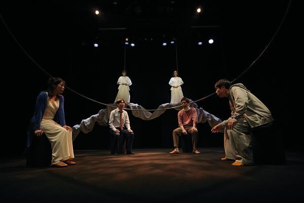 東京公演が4月9日から開幕　iaku『粛々と運針』舞台写真＆開幕コメント到着