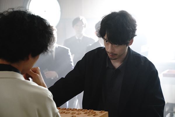 坂口健太郎×渡辺謙のコメント動画解禁！ 映画『盤上の向日葵』BD＆DVDが4月に発売