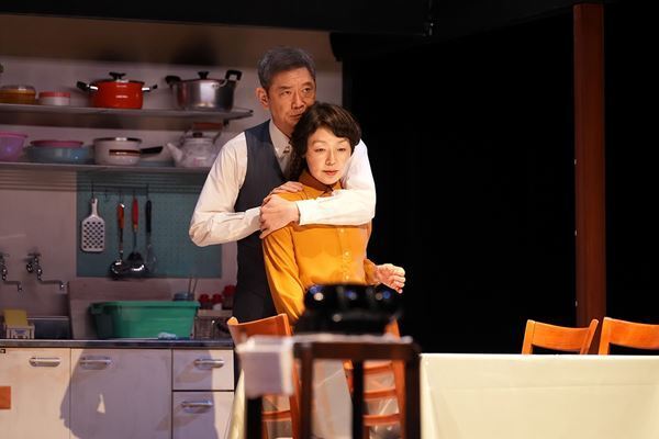 小林聡美「西池袋に嵐が吹き荒れます！」 伝説のドラマを舞台化した『岸辺のアルバム』開幕