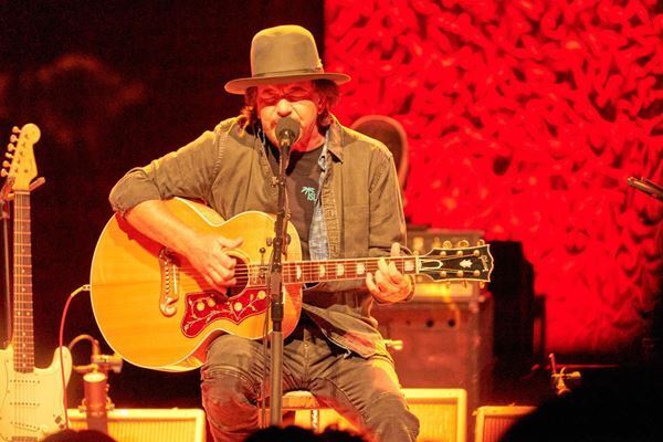 パール・ジャムのエディ・ヴェダー来日公演が開幕　初日・名古屋のハイエナジーで奇跡的な熱演