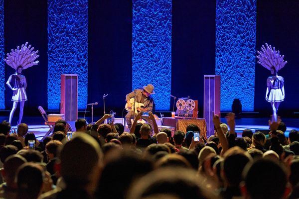 パール・ジャムのエディ・ヴェダー来日公演が開幕　初日・名古屋のハイエナジーで奇跡的な熱演