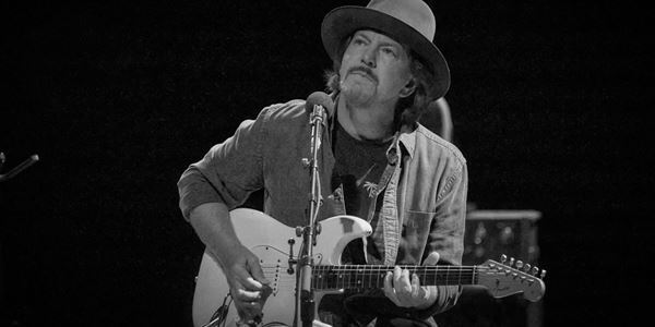 パール・ジャムのエディ・ヴェダー来日公演が開幕　初日・名古屋のハイエナジーで奇跡的な熱演