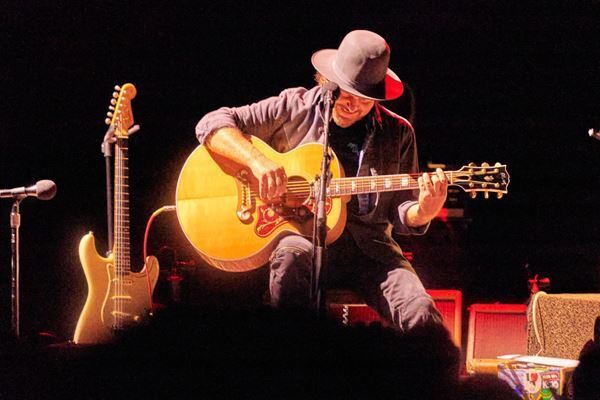 パール・ジャムのエディ・ヴェダー来日公演が開幕　初日・名古屋のハイエナジーで奇跡的な熱演