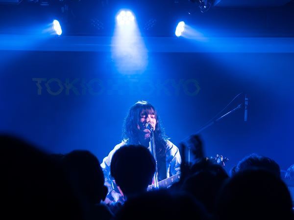 ラナメリサ、初の自主イベントで魅せた吐息までブルージーな歌声の素晴らしさ　ゲスト十明とのコラボコーナーも！【オフィシャルレポート】