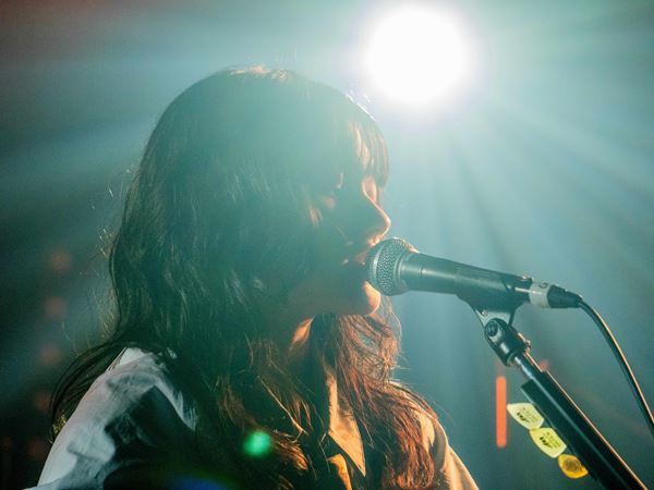 ラナメリサ、初の自主イベントで魅せた吐息までブルージーな歌声の素晴らしさ　ゲスト十明とのコラボコーナーも！【オフィシャルレポート】