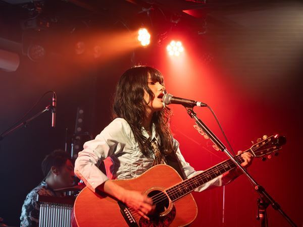 ラナメリサ、初の自主イベントで魅せた吐息までブルージーな歌声の素晴らしさ　ゲスト十明とのコラボコーナーも！【オフィシャルレポート】
