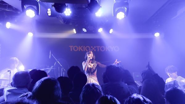 ラナメリサ、初の自主イベントで魅せた吐息までブルージーな歌声の素晴らしさ　ゲスト十明とのコラボコーナーも！【オフィシャルレポート】