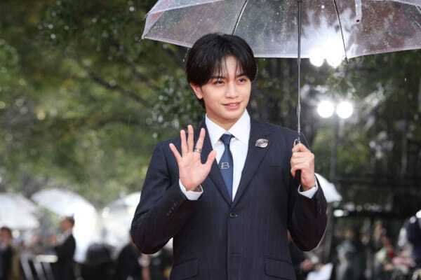 中島健人「特別な高揚感」雨のレッドカーペットに登場！ 第39回東京国際映画祭が開幕