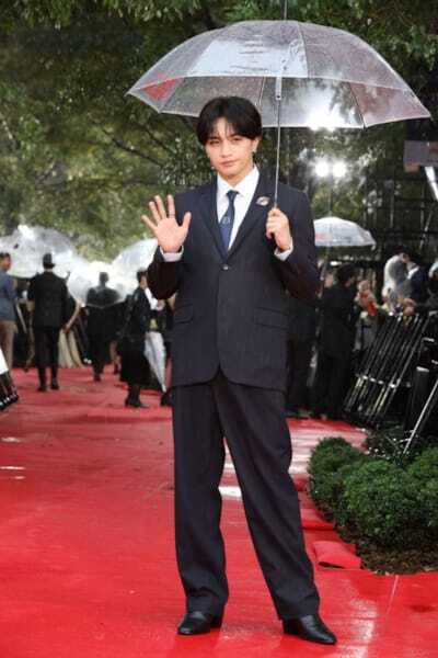 中島健人「特別な高揚感」雨のレッドカーペットに登場！ 第39回東京国際映画祭が開幕
