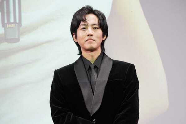 中島健人「特別な高揚感」雨のレッドカーペットに登場！ 第39回東京国際映画祭が開幕