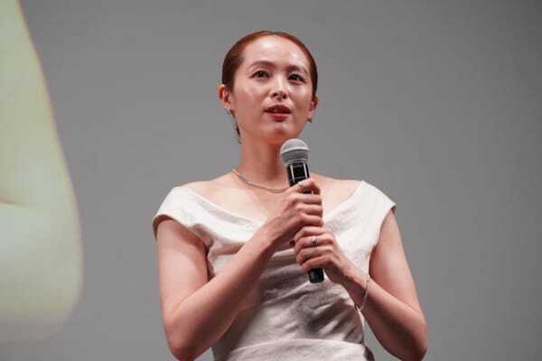 中島健人「特別な高揚感」雨のレッドカーペットに登場！ 第39回東京国際映画祭が開幕